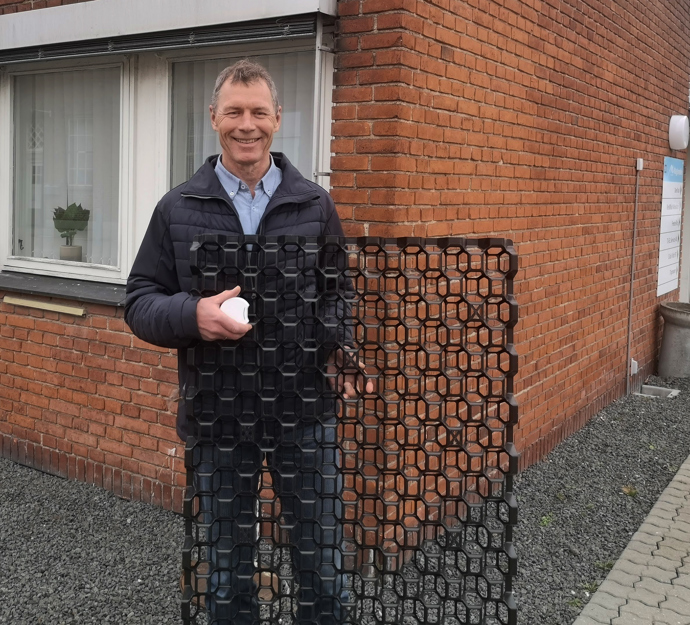 CEO og ejer af FreezeTeq Allan Melander med et af de frysemellemlæg, som virksomheden producerer.