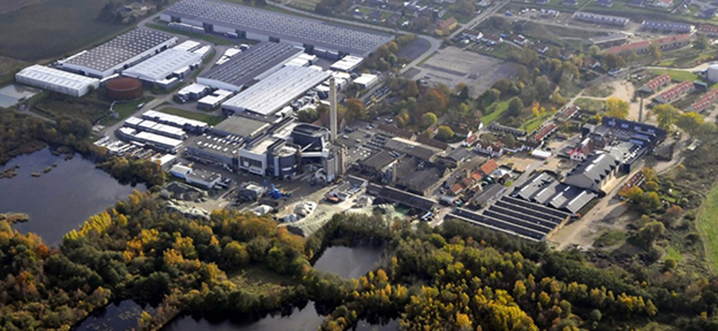 Luftfoto af fabriksanlægget for Ardagh Glass Holmegaard