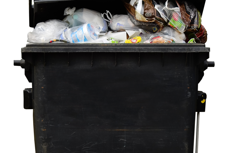 Stor sort, overfyldt affaldscontainer