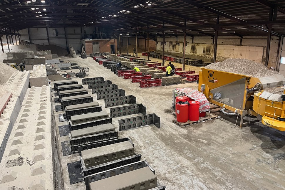 Foto af fabrikken, hvor RECYCON Elements A/S fremstiller betonelementer af genanvendt affald