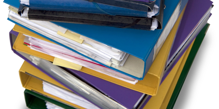 Stabel med kulørte, fyldte ringbind