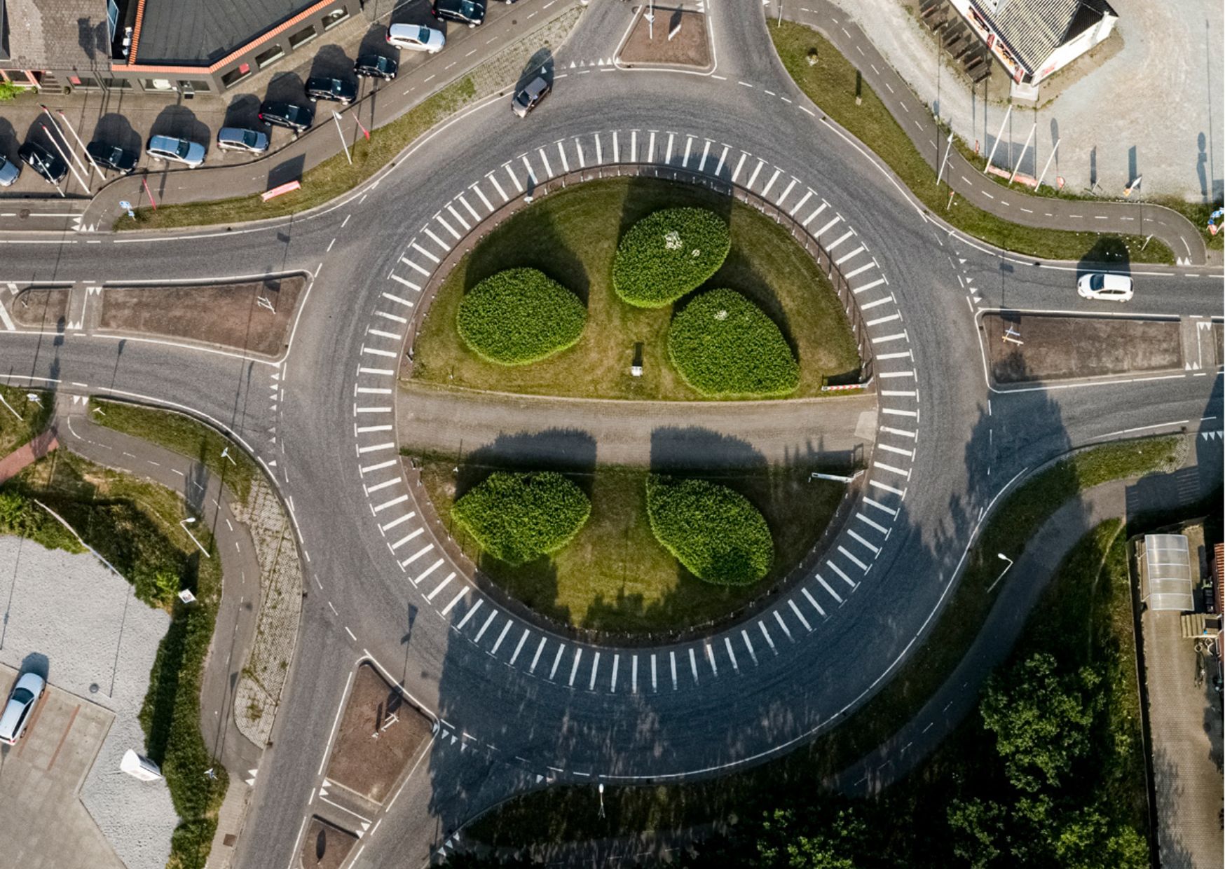 Rundkørsel med fem veje set fra luften