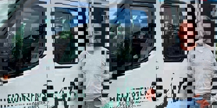 rasmus sørensen fra anlægsgartnerfirmaet heino vistisen står foran en lille firmalastbil